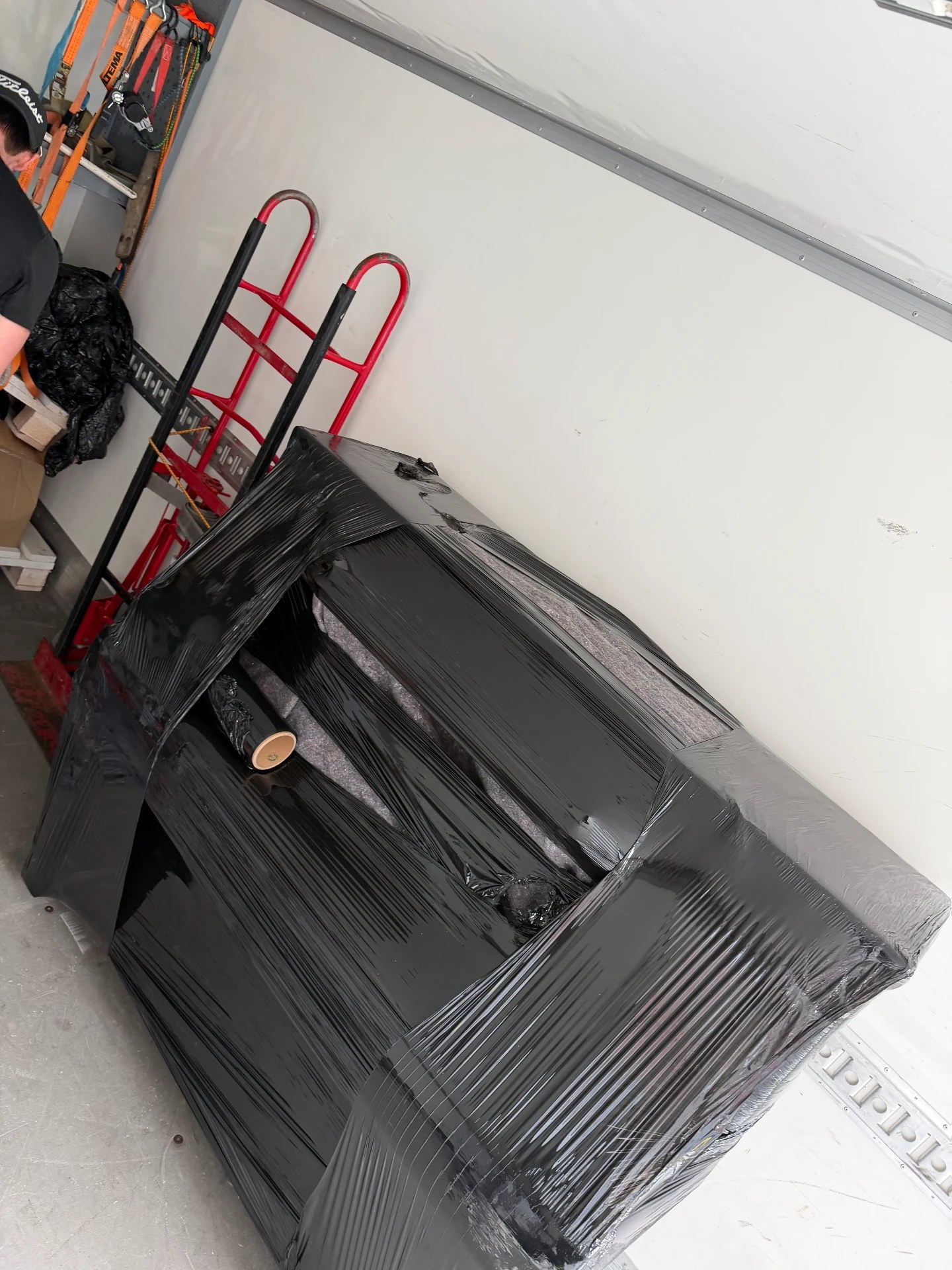 Innpakket flygel sikret under transport