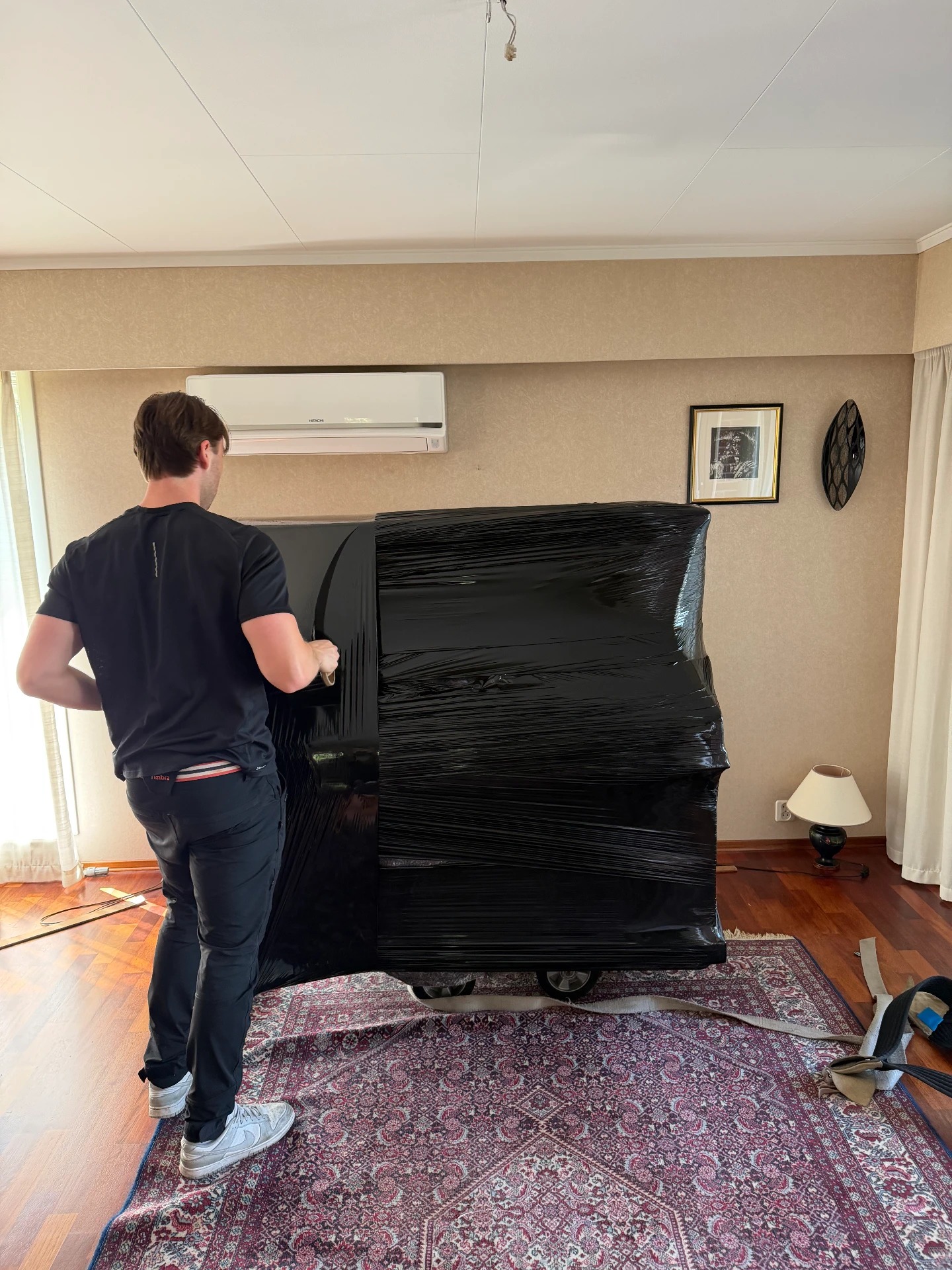 Piano innpakket med strekkfilm og beskyttet før flytting